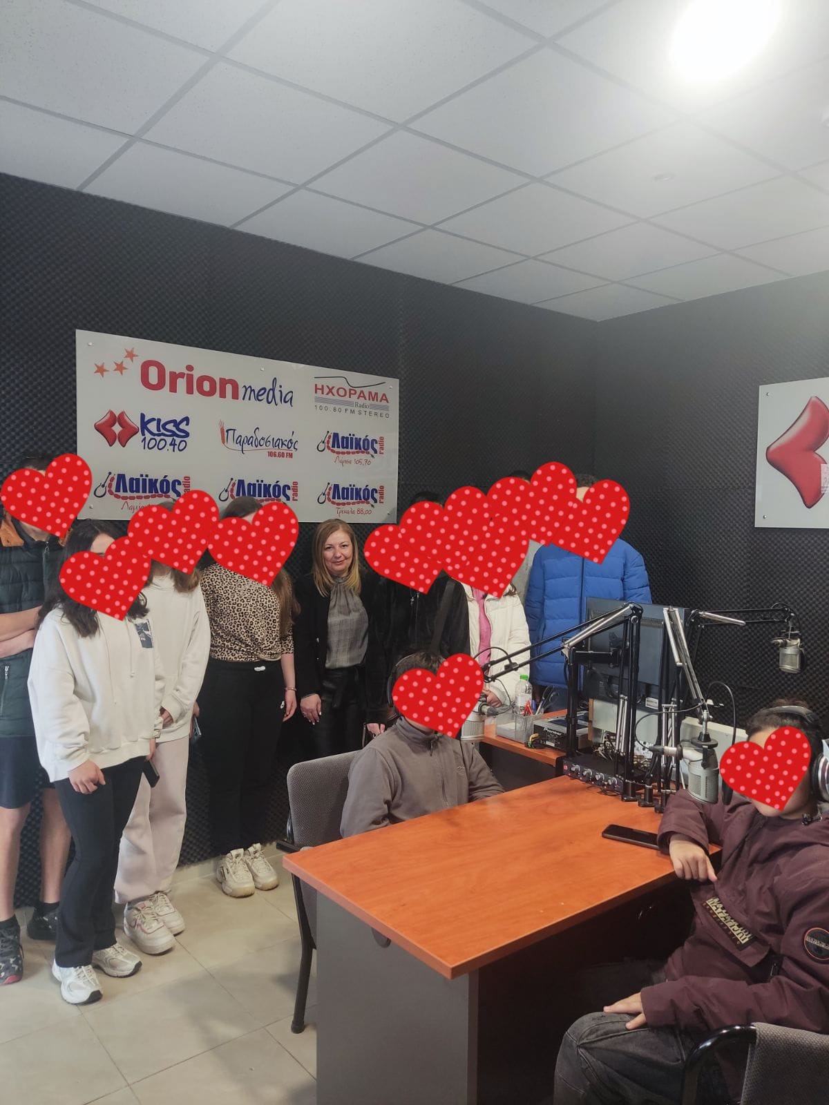 Εκπαιδευτική επίσκεψη του Ομίλου Ραδιοφωνίας του σχολείου στα studio των ραδιοφωνικών σταθμών ΗΧΟΡΑΜΑ και LAIKOS